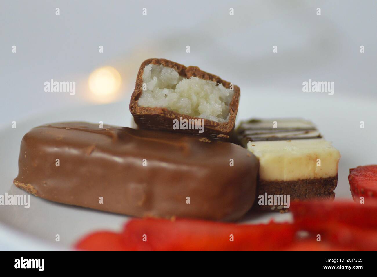 Teller mit Schokoladenbonbons mit Kokosnussfüllung Stockfoto