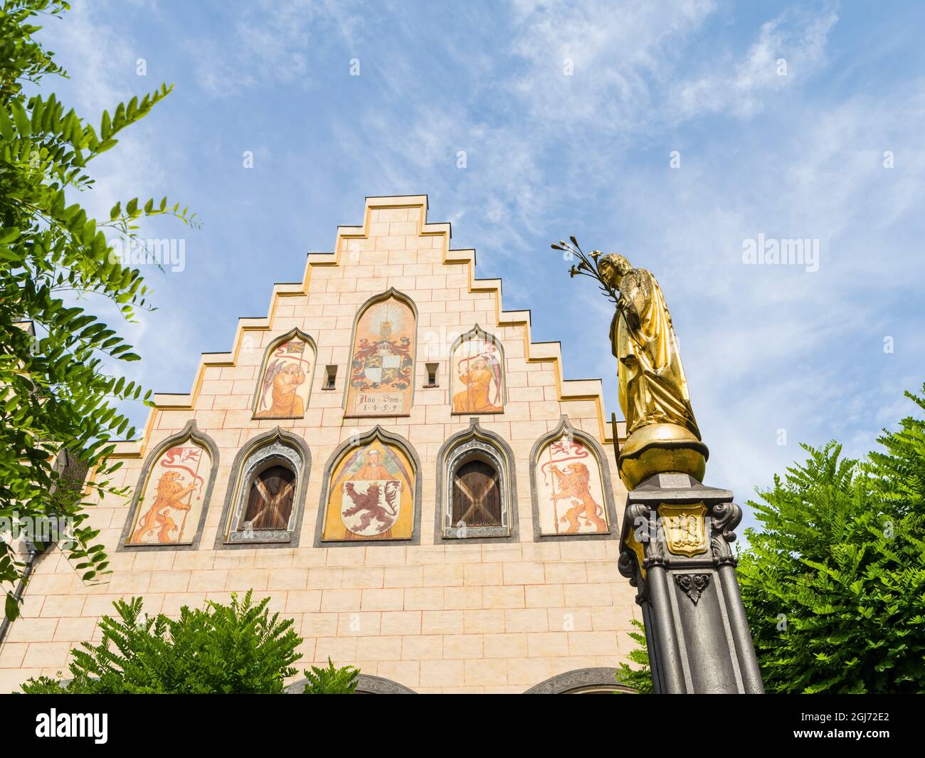 Fassade des historischen Rathauses mit typischer Stufengiebel Datierung Zurück in die Spätgotik die mittelalterliche Altstadt von Wasserburg Am Inn im Chiemgau o Stockfoto