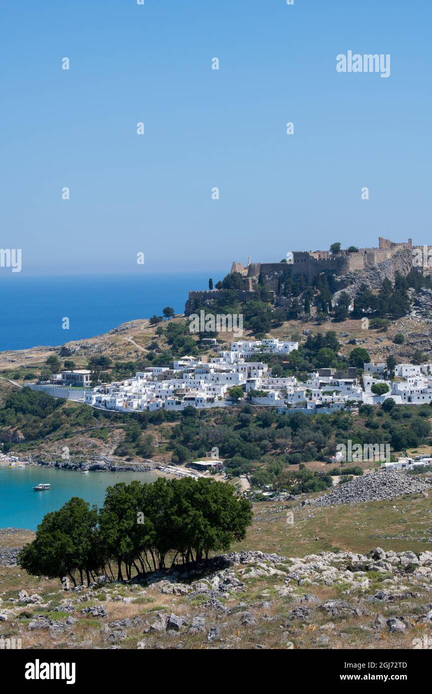 Griechenland, Rhodos. Historisches Lindos, Panoramasicht auf die Akropolis von Lindos und die Ruinen des Tempels von Athene Lindia. Stockfoto