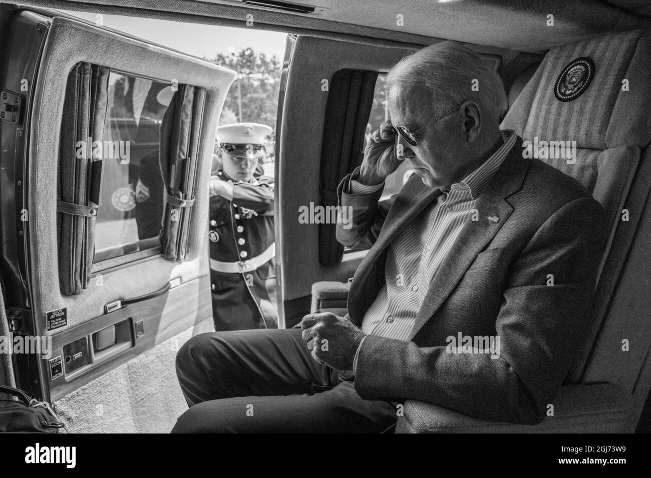 USA. Juli 2021. Eine US-Marine öffnet die Tür, während Präsident Joe Biden sich am Samstag, den 3. Juli 2021, auf dem Antrim County Airport in Bellaire, Michigan, auf die Ausschiffung von Marine One vorbereitet. (Offizielles Foto des Weißen Hauses von Adam Schultz via Credit: SIPA USA/Alamy Live News Stockfoto