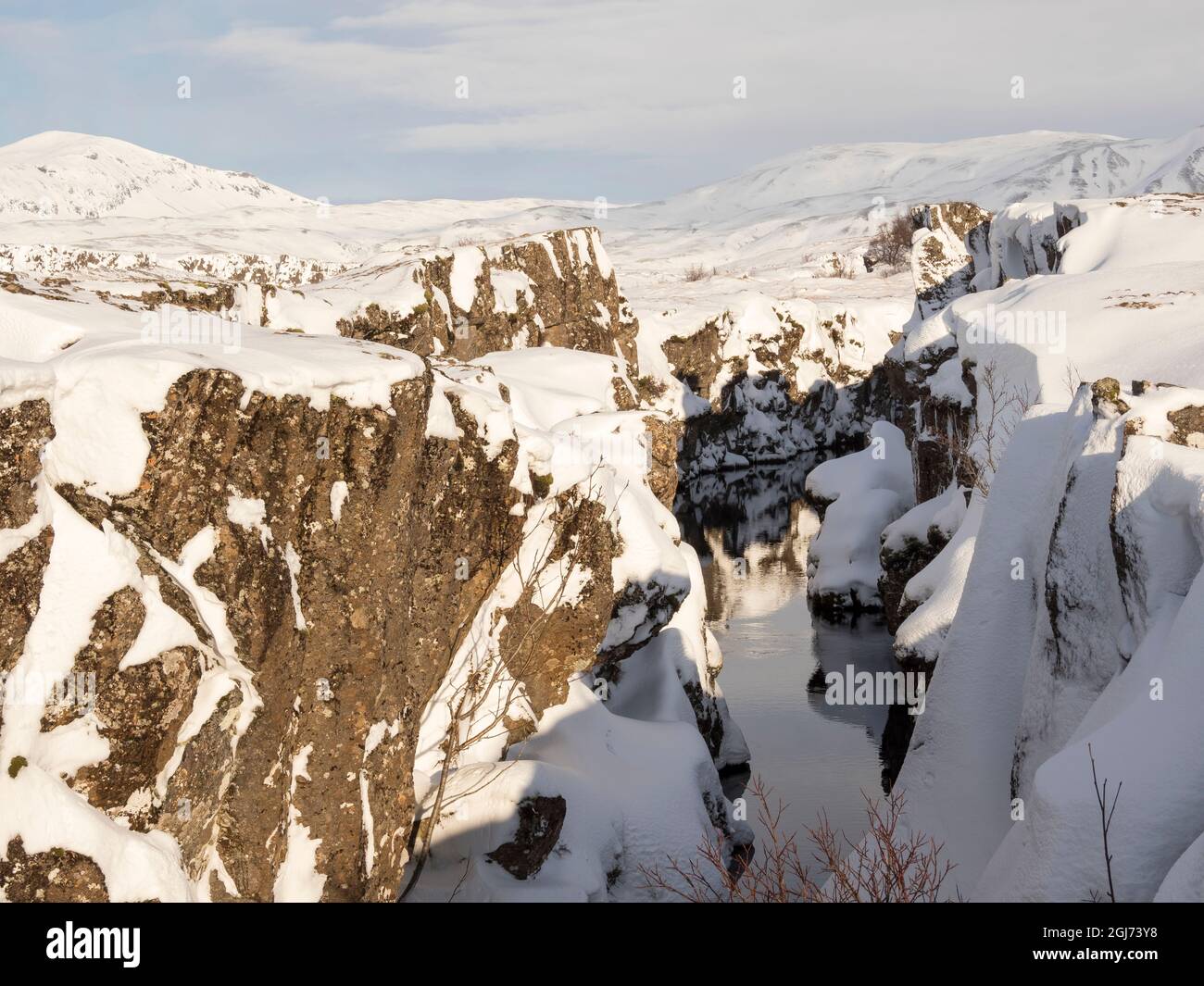 Flosagja Schlucht. Der Thingvellir-Nationalpark, ein UNESCO-Weltkulturerbe, ist in Island mit Neuschnee bedeckt. Stockfoto