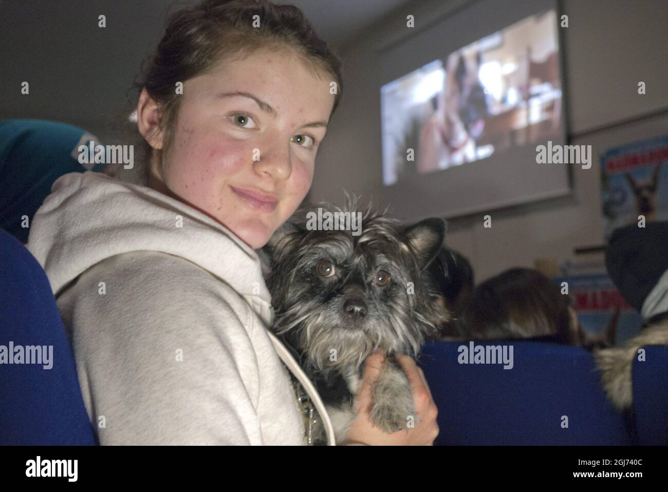 Sabina Hakansson und Lukas sitzen, als Schwedens erstes Hundekino in Kista eröffnet wird. Zwei- und Vierbeiner gehen gemeinsam ins Kino. Premiere auf der Pet Fair in Kista mit dem Film Marmaduke, bei dem eine Dogge die Hauptrolle spielt. Stockfoto