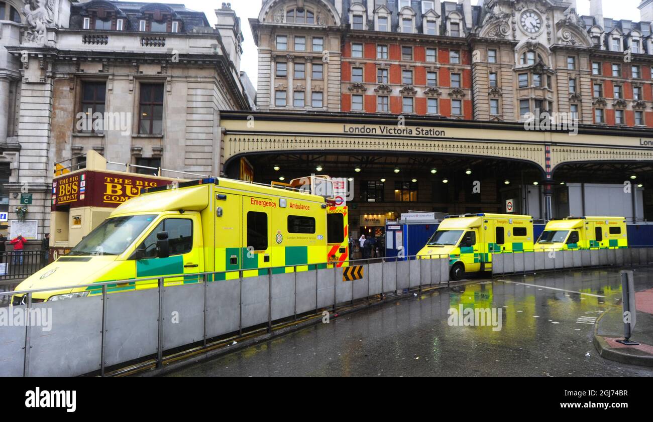 London Ambulance Service Notfallambulanzen Vor Dem Bahnhof Victoria, London. Stockfoto