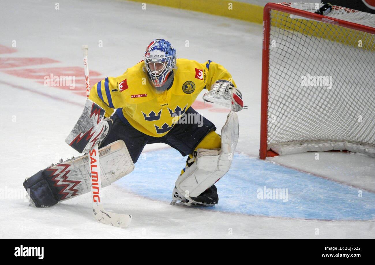 STOCKHOLM 2011-02-10 der schwedische Eishockey-Torwart Stefan Liv während eines Spiels zwischen Schweden und der Tschechischen Republik in LG Hockey Gamesin i Stockholm. Stefan Liv spielt für den russischen Eishockeyverein Lokomotiv Foto: Henrik Montgomery / SCANPIX / Kod 10060 Stockfoto