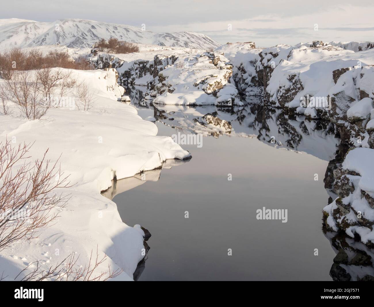 Flosagja Schlucht. Island, Thingvellir National Park, Teil des UNESCO-Weltkulturerbes, im Winter mit frischem Schnee bedeckt. Stockfoto