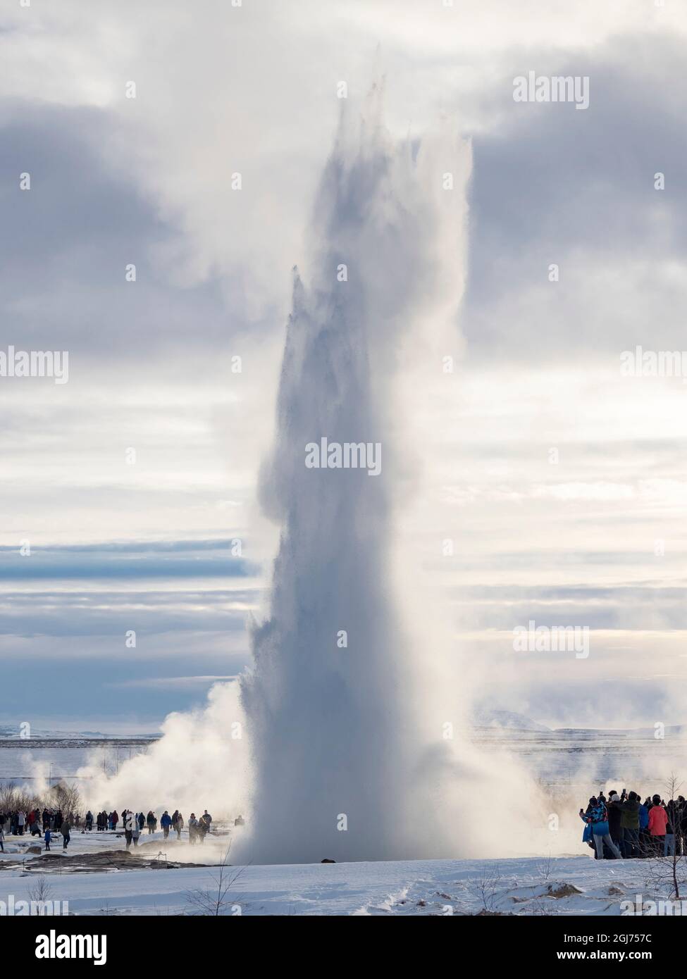 Strokkur-Geysir im Haukadalur-Geothermiegebiet im Winter, Teil des Goldenen Kreises, Island. Stockfoto