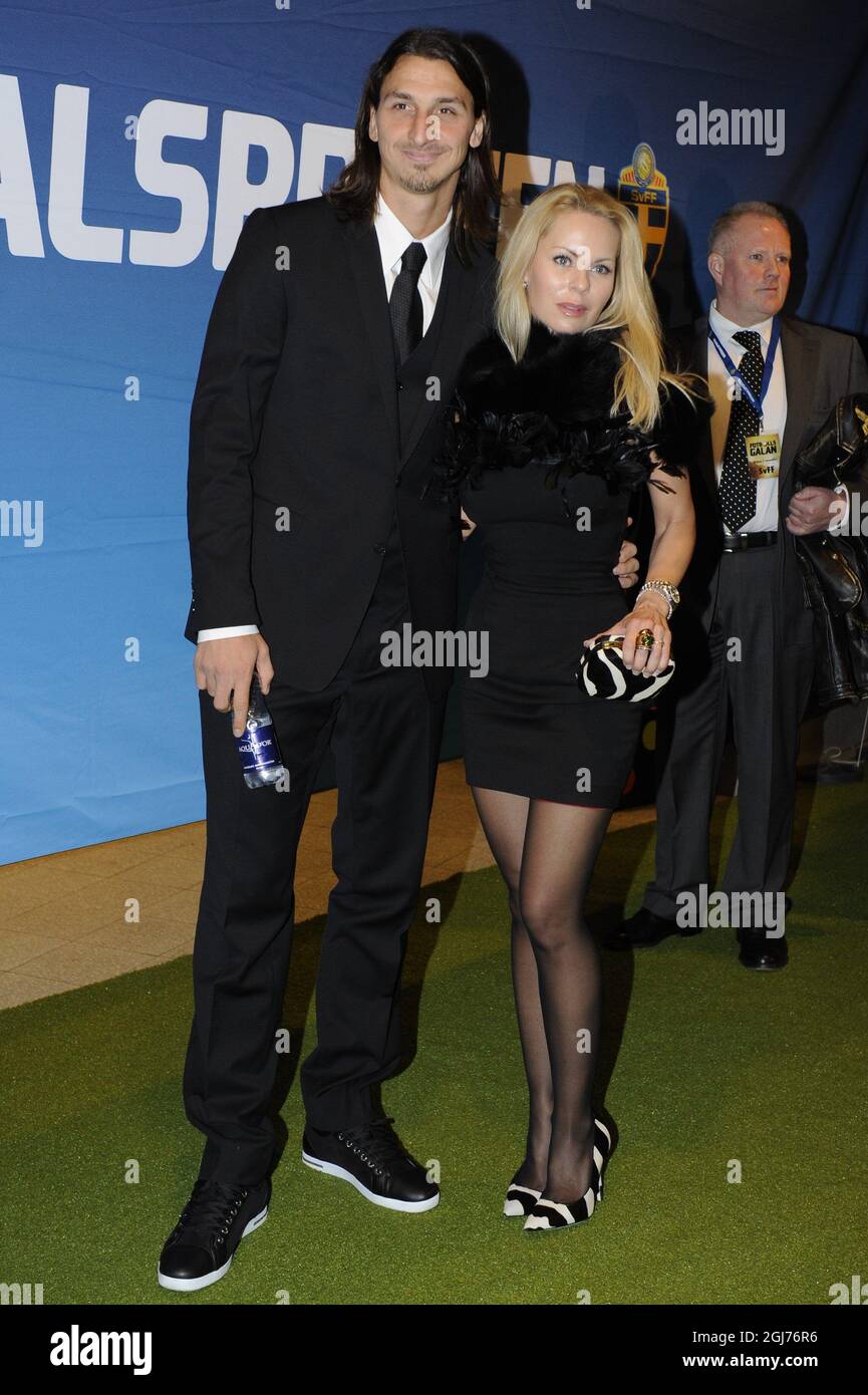 STOCKHOLM2011-11-07 der schwedische AC-Mailänder Fußballspieler Zlatan Ibrahimovic kommt mit seiner Frau Helena Seger zur schwedischen Fußballgala in der Globe Arena in Stockholm, Schweden, am Montag, den 07. November 2011. Pto: Anders Wiklund / SCANPIX / Kod 10040 Stockfoto