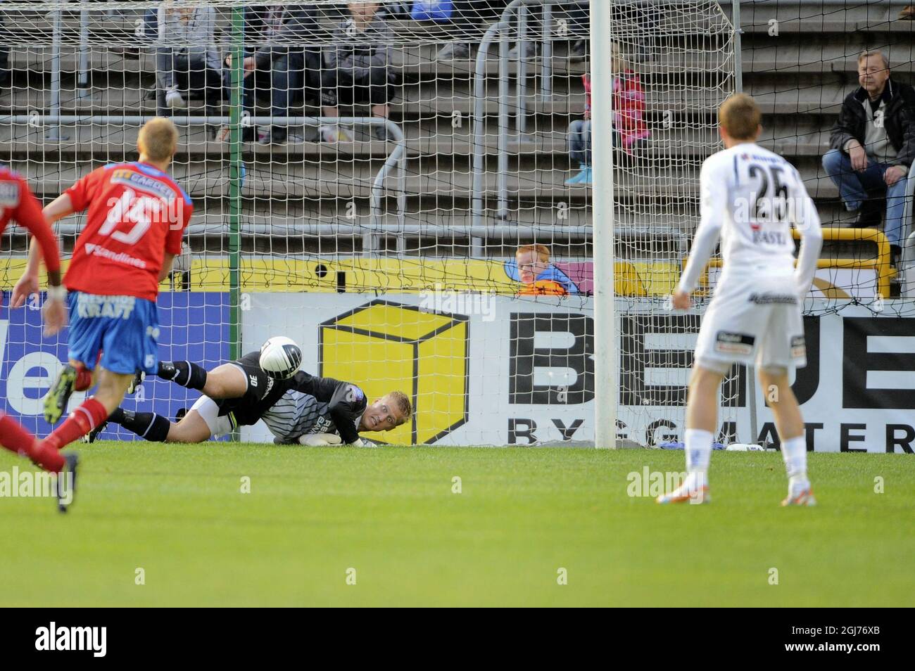 HELSINGBORG 20110520 Helsingborgs Torwart PÃ¤r Hansson rettet beim Fußballspiel in der Premier Division am Freitag zwischen Helsingborg IF und Kalmar FF bei Olympia in Helsingborg. Stockfoto