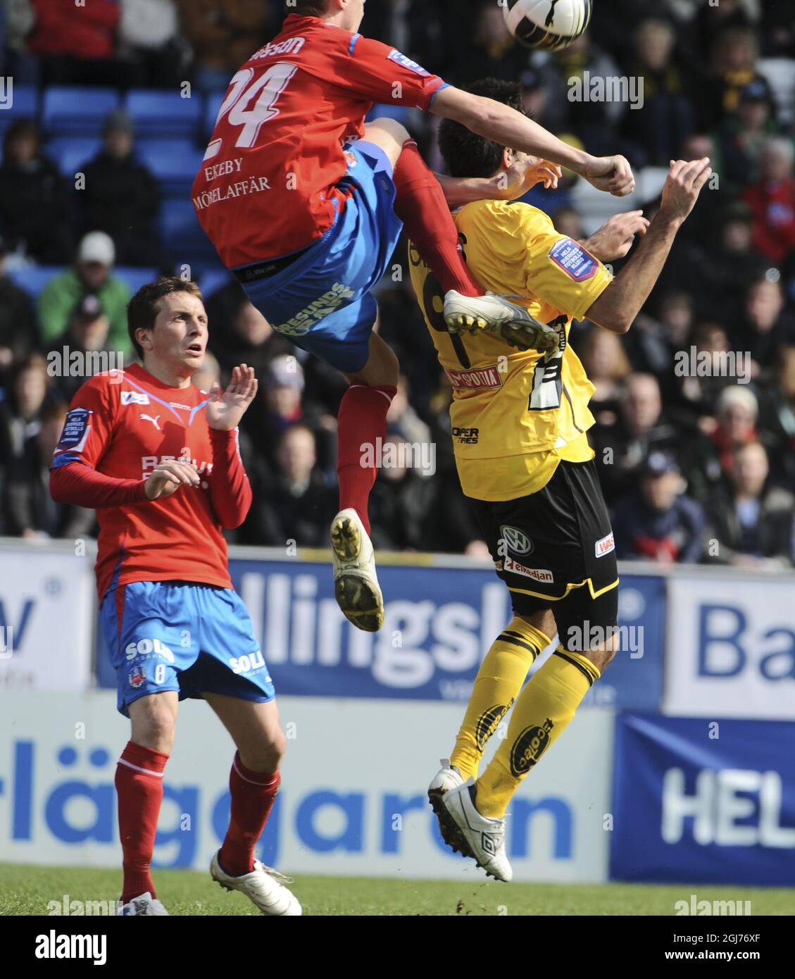 HELSINGBORG 20100411 : Helsingborgs Markus Nilsson springt auf den Rücken von Denni Avdic, als Helsingborg AM Sonntag BEI Elfsborg in Olympia getroffen wurde. Stockfoto