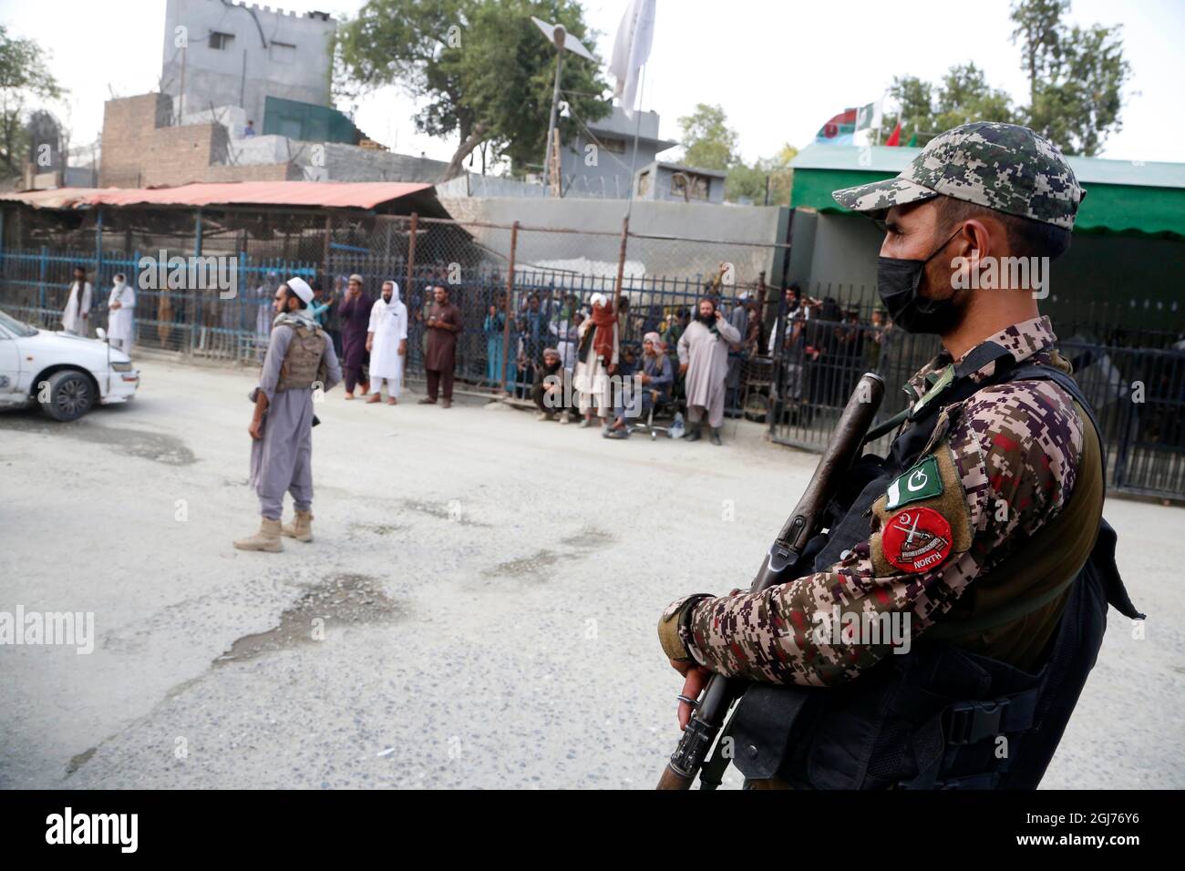 TORKHAM, 9. September 2021 (Xinhua) - ein pakistanischer Soldat steht am 3. September 2021 an einem Grenzübergang zwischen Pakistan und Afghanistan, im nordwestlichen Teil von Torkham, Wache. Am Grenzübergang Torkham zwischen Pakistan und Afghanistan, der sich in einer Stammesstadt in Pakistans nordwestlicher Provinz Khyber Pakhtunkhwa befindet, sind seit der Übernahme von Kabul durch die afghanischen Taliban im vergangenen Monat viele Menschen in Pakistan eingewunken und aus Pakistan ausgetreten. Quelle: Xinhua/Alamy Live News Stockfoto