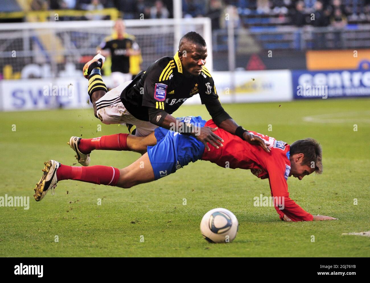STOCKHOLM 20110516 : AIK:s Ibrahim Bangura und Helsingborgs Johan Eiswold Stockfoto
