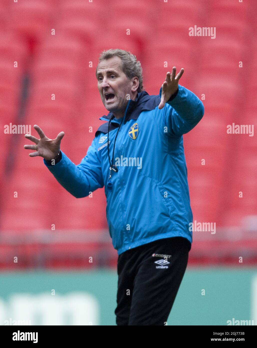 LONDON 2011-11-14 Trainer Erik Hamren beim Training der schwedischen Fußballnationalmannschaft in London, England, am 14. November 2011. Schweden trifft sich am Dienstag in einem Freundschaftstreffen mit England. Foto Jonas EkstrÃ¶mer / SCANPIX kod 10030 Stockfoto