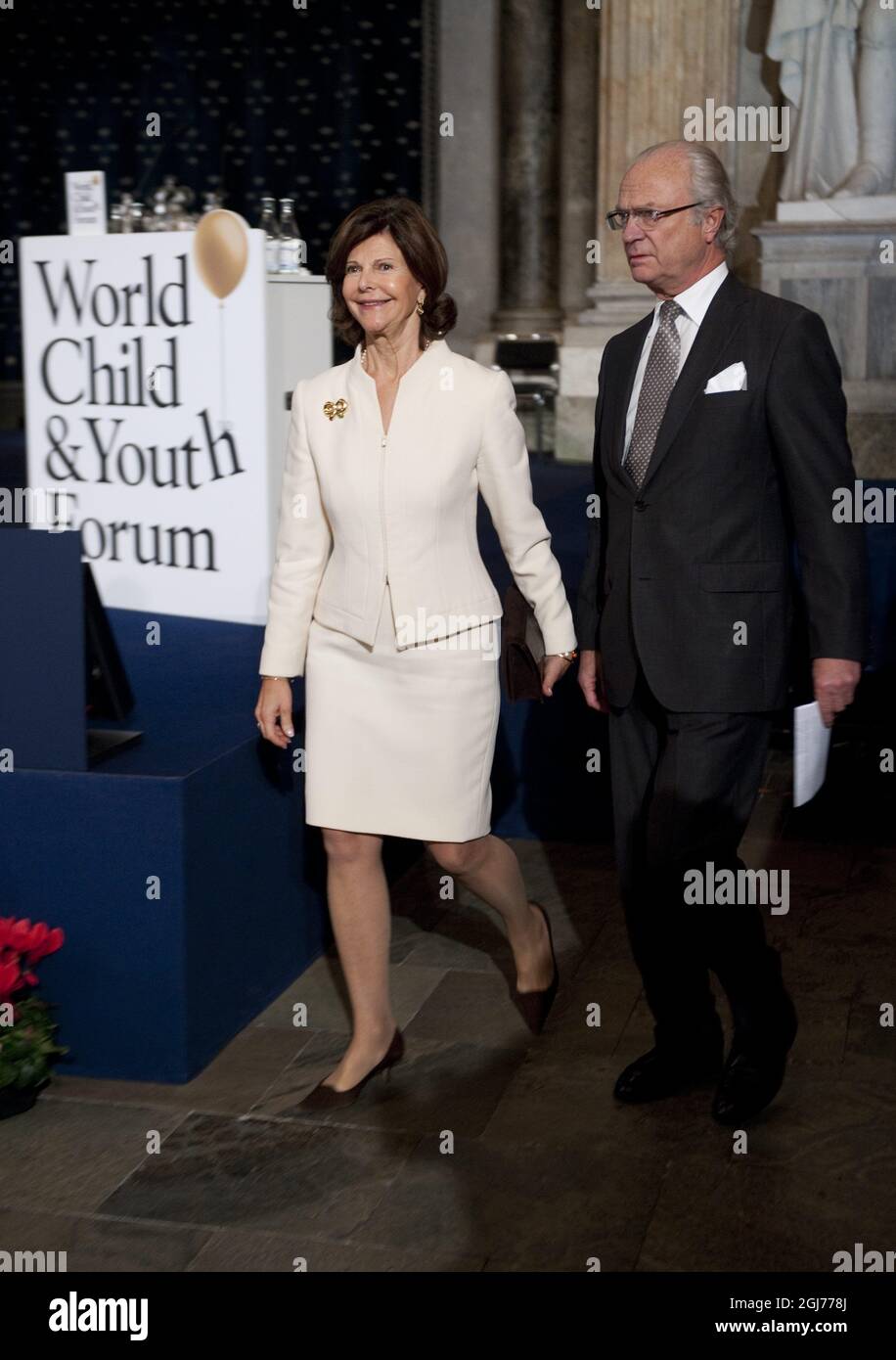 STOCKHOLM 20111117 König Carl XVI Gustaf, Königin Silvia, Kronprinzessin Victoria, Prinz Daniel, Prinzessin Madeleine nahmen am Â Weltkind und Jugend forumÂ im Königlichen Palast in Stockholm, Schweden, am 17. November 2011 Teil. Foto: Pontus Lundahl / SCANPIX / Code 10050 Stockfoto