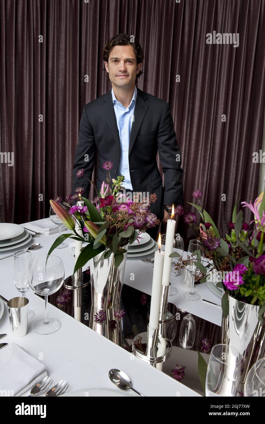 STOCKHOLM 2011-12-13 Prinz Carl Philip von Schweden bei einer Pressekonferenz am 13. Dezember 2011 in Stockholm, Schweden. Der Prinz hat einen vas und zwei Kerzenständer entworfen, die er für die Presse zeigte. Foto Jonas Ekstromer / SCANPIX kod 10030 Stockfoto STOCKHOLM 2011-12-13 Prinz Carl Philip von Schweden bei einer Pressekonferenz am 13. Dezember 2011 in Stockholm, Schweden. Der Prinz hat einen vas und zwei Kerzenständer entworfen, die er für die Presse zeigte. Foto Jonas Ekstromer / SCANPIX kod 10030 Stockfoto