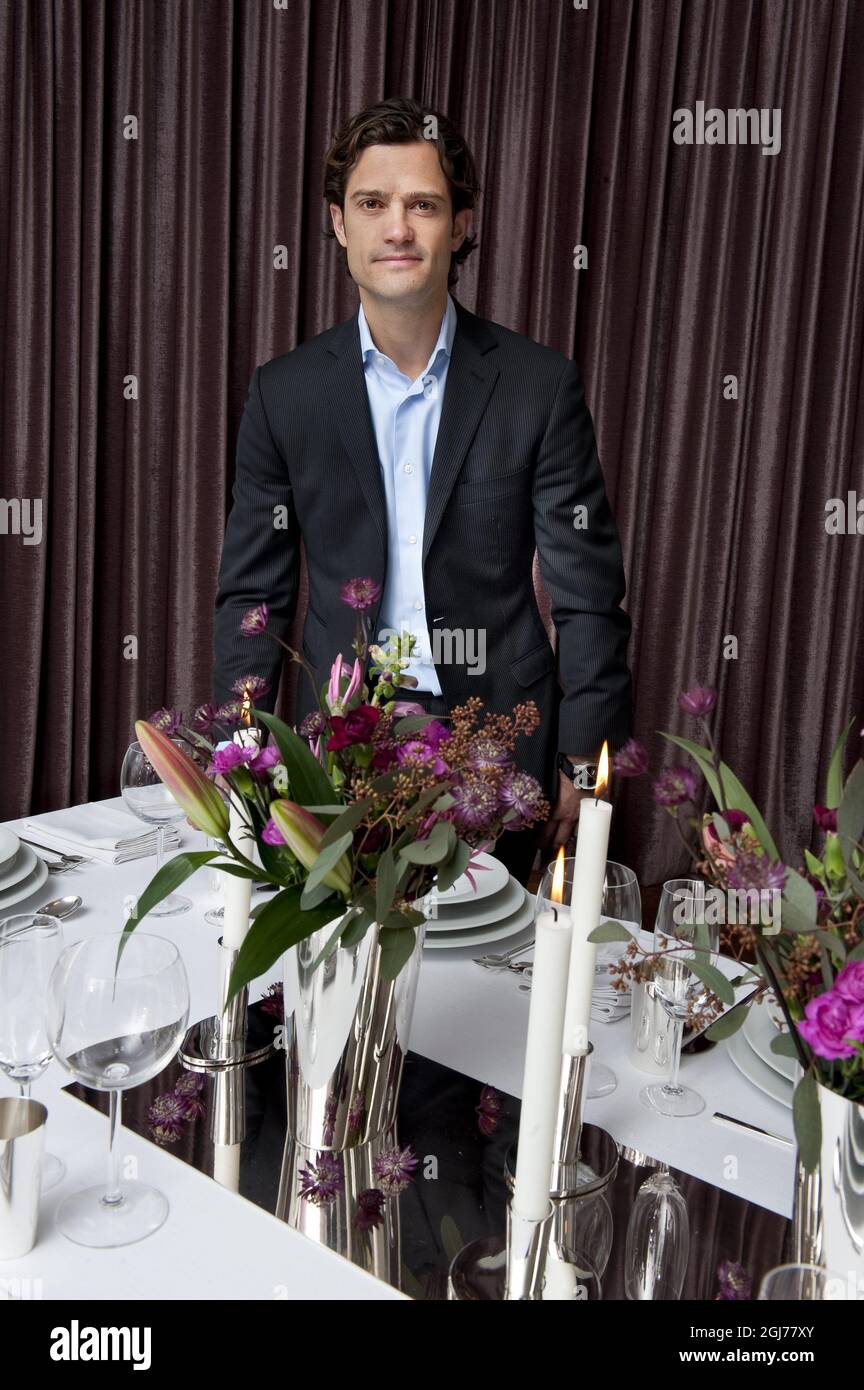 STOCKHOLM 2011-12-13 Prinz Carl Philip von Schweden bei einer Pressekonferenz am 13. Dezember 2011 in Stockholm, Schweden. Der Prinz hat einen vas und zwei Kerzenständer entworfen, die er für die Presse zeigte. Foto Jonas Ekstromer / SCANPIX kod 10030 Stockfoto STOCKHOLM 2011-12-13 Prinz Carl Philip von Schweden bei einer Pressekonferenz am 13. Dezember 2011 in Stockholm, Schweden. Der Prinz hat einen vas und zwei Kerzenständer entworfen, die er für die Presse zeigte. Foto Jonas Ekstromer / SCANPIX kod 10030 Stockfoto