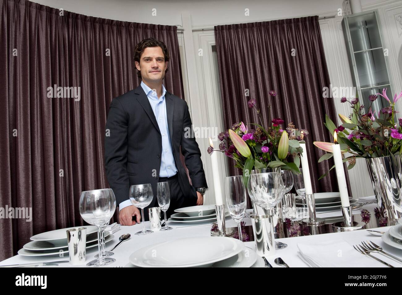 STOCKHOLM 2011-12-13 Prinz Carl Philip von Schweden bei einer Pressekonferenz am 13. Dezember 2011 in Stockholm, Schweden. Der Prinz hat einen vas und zwei Kerzenständer entworfen, die er für die Presse zeigte. Foto Jonas Ekstromer / SCANPIX kod 10030 Stockfoto STOCKHOLM 2011-12-13 Prinz Carl Philip von Schweden bei einer Pressekonferenz am 13. Dezember 2011 in Stockholm, Schweden. Der Prinz hat einen vas und zwei Kerzenständer entworfen, die er für die Presse zeigte. Foto Jonas Ekstromer / SCANPIX kod 10030 Stockfoto