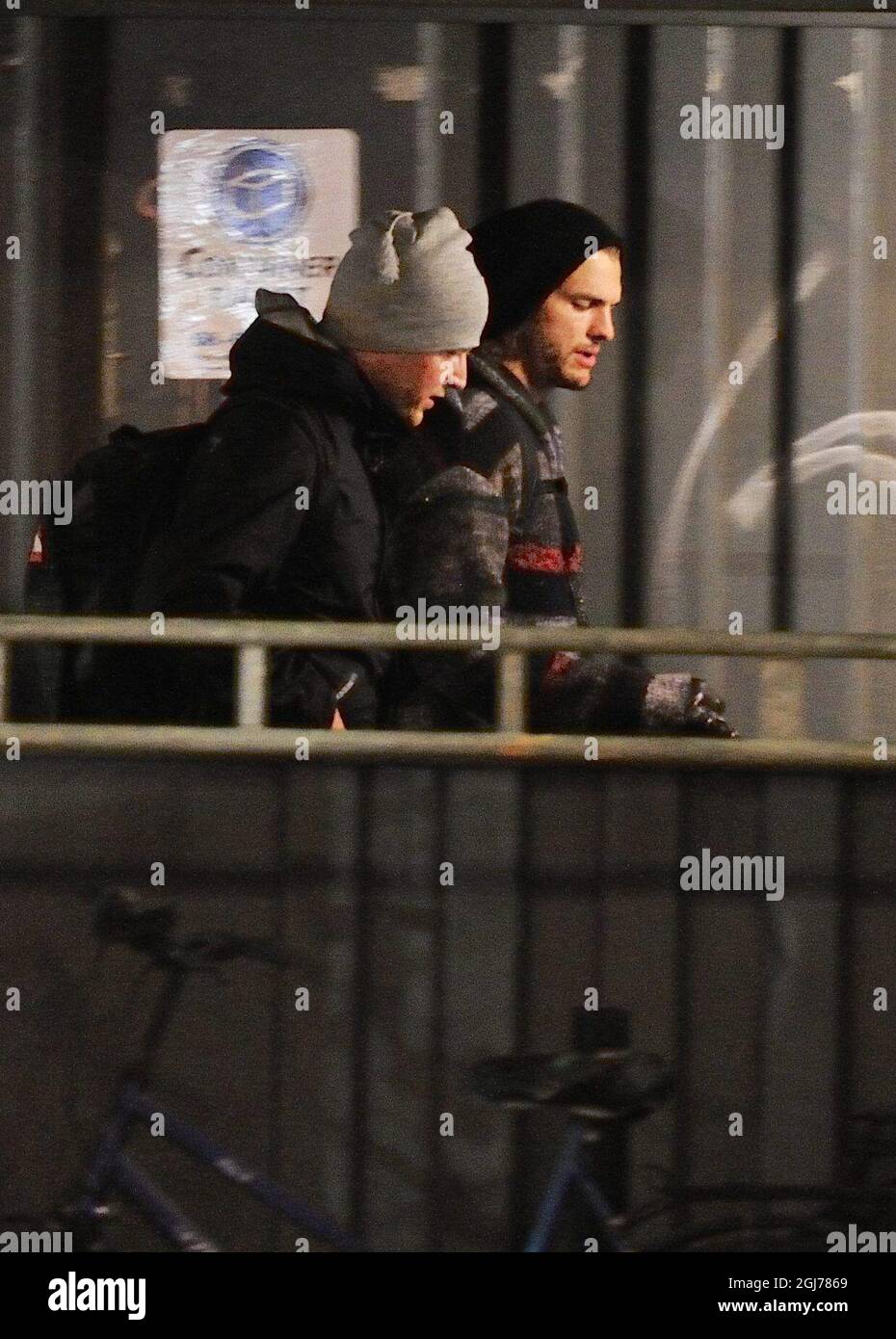 STOCKHOLM 2011-12-21 *** EXCLUSIVE*** der US-Schauspieler Ashton Kutcher wird nach einem Besuch im Hotel Lydmar in Stockholm, Schweden, am 21. Dezember 2011 mit Freunden gesehen. Kutcher war in Stockholm, um das Büro des schwedischen Internet-Musiksuchdienstes Spotify zu besuchen. Foto: Stefan Soderstrom / XP / SCANPIX / kod 7120 ** AUS SCHWEDEN HERAUS** Stockfoto