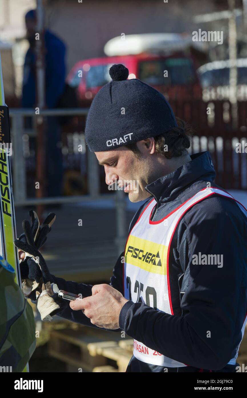 Mora 20120302 : HRH Prinz Carl Philip (2250) hat die Ziellinie zur Zeit 1:38:33 in der Freitag 30 km SkejtVasa, einem der Langlaufrennen während der Vasaloppet-Woche, die mit dem klassischen 90 km Vasaloppet-Rennen, dem größten Skiwettbewerb der Welt, am Sonntag gipfelt. Foto: Suvad Mrkonjic / Scanpix / kod 7116 Stockfoto