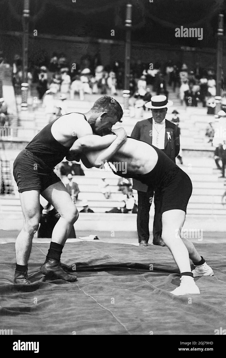 DATEI 1912 Wrestling bei den Olympischen Spielen in Stockholm 1912. Hanssen aus Dänemark gegen Urvikko aus Finnland. Foto:Scanpix Historical/ Kod:1900 Scanpix SCHWEDEN Stockfoto