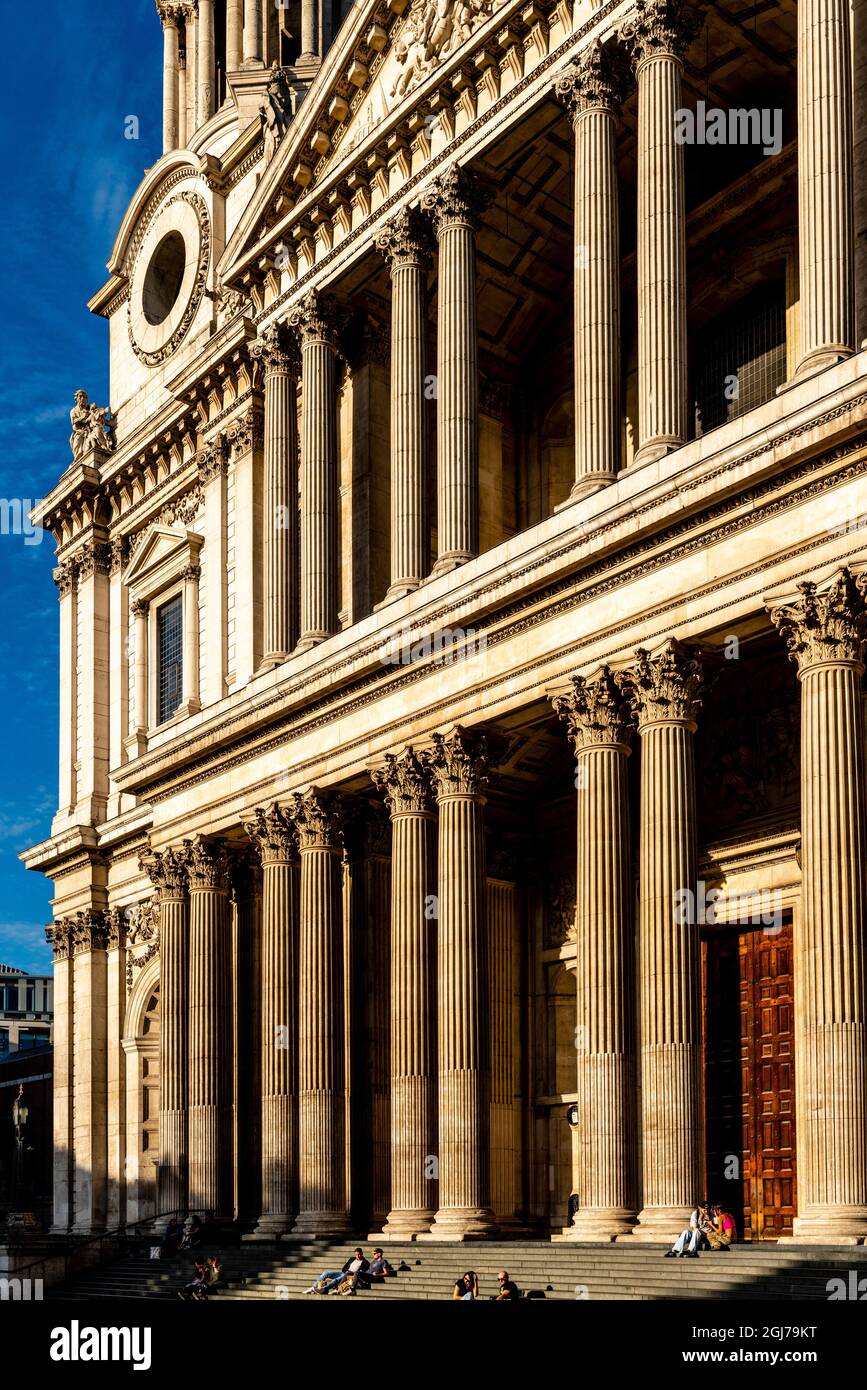 Menschen, die auf den Stufen der St. Paul’s Cathedral, London, Großbritannien, sitzen Stockfoto