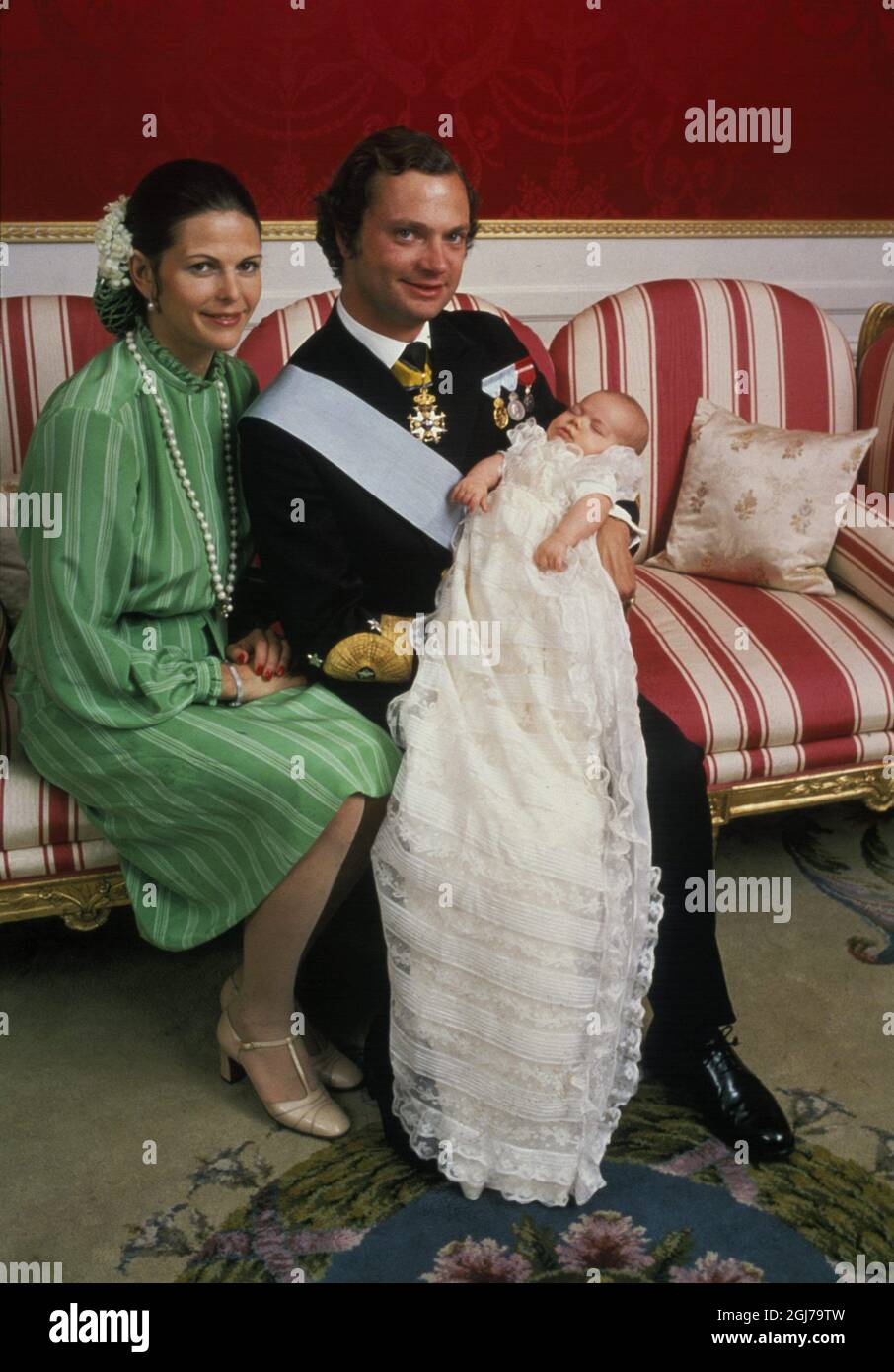 DATEI 1977-09-27 Offizielles Bild der Prinzessin Victoria mit ihren Eltern am Tag ihrer Taufe. König Carl Gustaf und Königin Silvia mit ihrer erstgeborenen Tochter Prinzessin Victoria nach der Taufe, die am 27. september 27, 1977 in der Schlosskirche stattfand. Foto Clas-Göran Carlsson / SCANPIX Code 217 Stockfoto