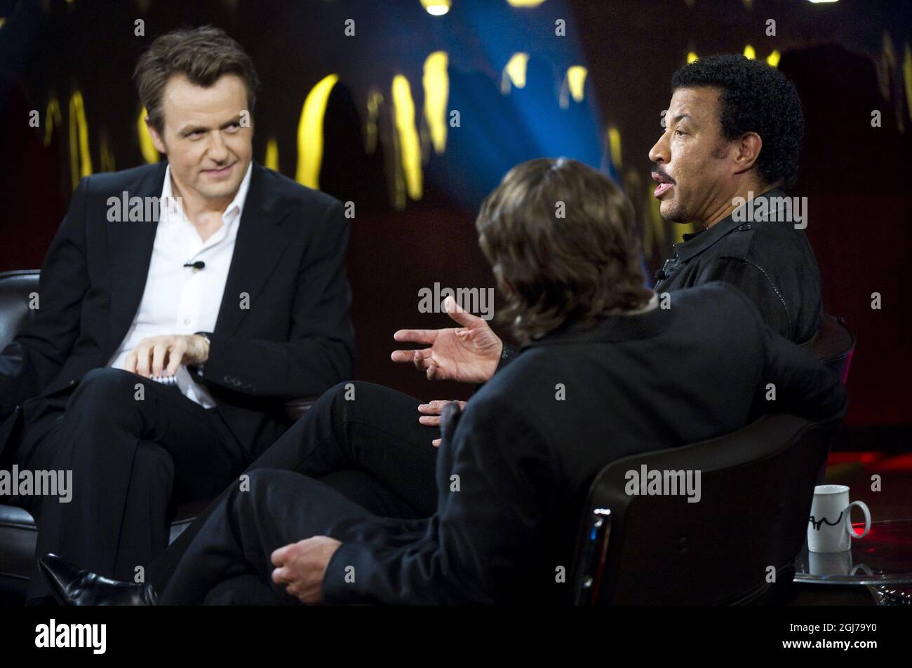 STOCKHOLM 2012-03-08 Gastgeber Fredrik Skavlan (L) und Lionel Richie während der Aufnahme der schwedisch-norwegischen TV-Show Skavlan in Stockholm, Schweden, 8. März 2012. Foto: Claudio Bresciani / SCANPIX ** SCHWEDEN AUS ** Stockfoto