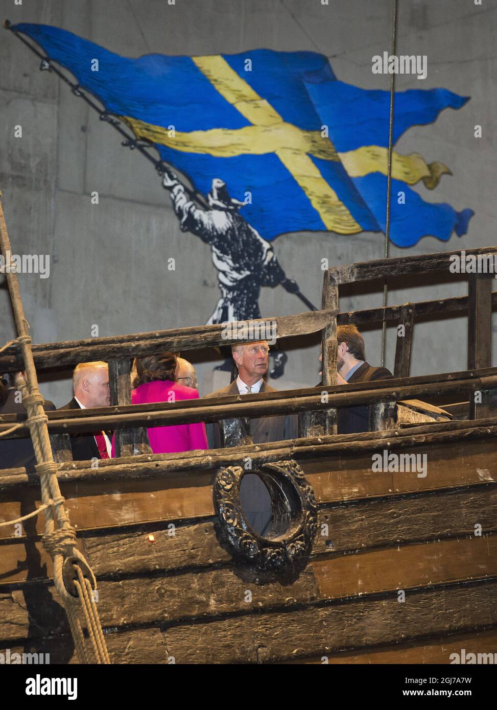 STOCKHOLM 2012-03-24 Prinz Charles blickt vom schwedischen Kriegsschiff Vasa im Vasa Museum in Stockholm, Schweden, 24. März 2012. Vasa sank 1628 auf ihrer Jungfernfahrt und wurde nach 333 Jahren im Wasser des Stockholmer Stroms 1959 wieder gesund. Foto: Suvad Mrkonjic / XP / SCANPIX / kod 7116 ** OUT AFTONBLADET ** Stockfoto