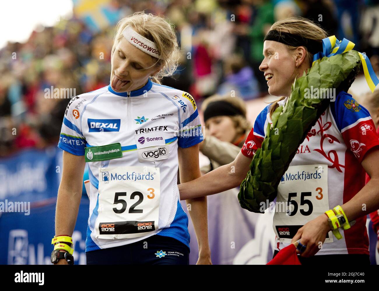 FALUN DAFA-2012 05-20 die Silbermedaillengewinnerin Minna Kauppi (L) aus Finnland und die Goldmedaillengewinnerin Tatiana Ryabkina aus Russland gratulieren sich nach dem Frauen-Staffellauf bei der Europäischen Trail-Orientierungslauf-Meisterschaft in Falun, Schweden, am 19. Mai 2012. Foto: Jens L' Estrade / SCANPIX ** SCHWEDEN AUS ** Stockfoto