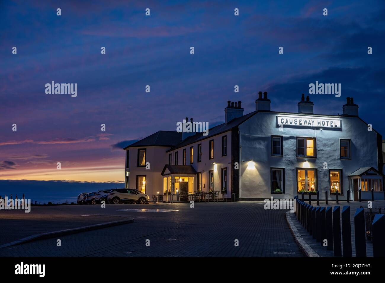Das Causeway Hotel in der Abenddämmerung am Giants Causeway in der Nähe von Bushmills, Nordirland Stockfoto