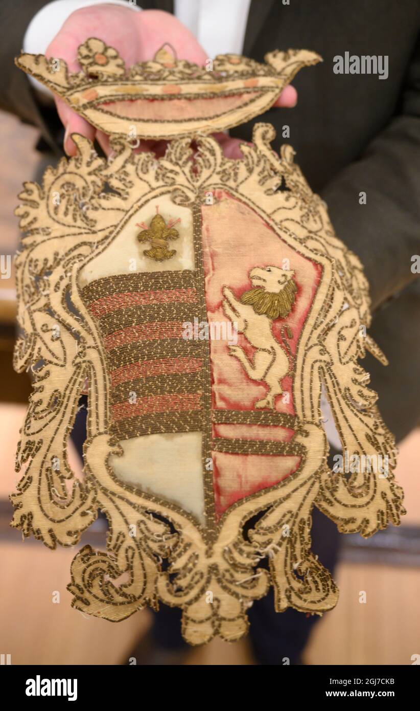 Bonhams, New Bond Street, London, Großbritannien. 9. September 2021. Verkauf einer lebenslangen Kollektion von Lady Hamlyn, deren Leidenschaft für seltene und einzigartige Möbel und Textilien aus der Volkssprache gotische Textilien, Renaissance-Skulpturen und Möbel aus dem 17. Jahrhundert umfasst, die während der Regierungszeit Karls II. Hergestellt wurden Der Verkauf findet am 21. September statt. Bild: Ein Wappen, 17. Jahrhundert, möglicherweise französisch, £300-500. Quelle: Malcolm Park/Alamy Live News. Stockfoto