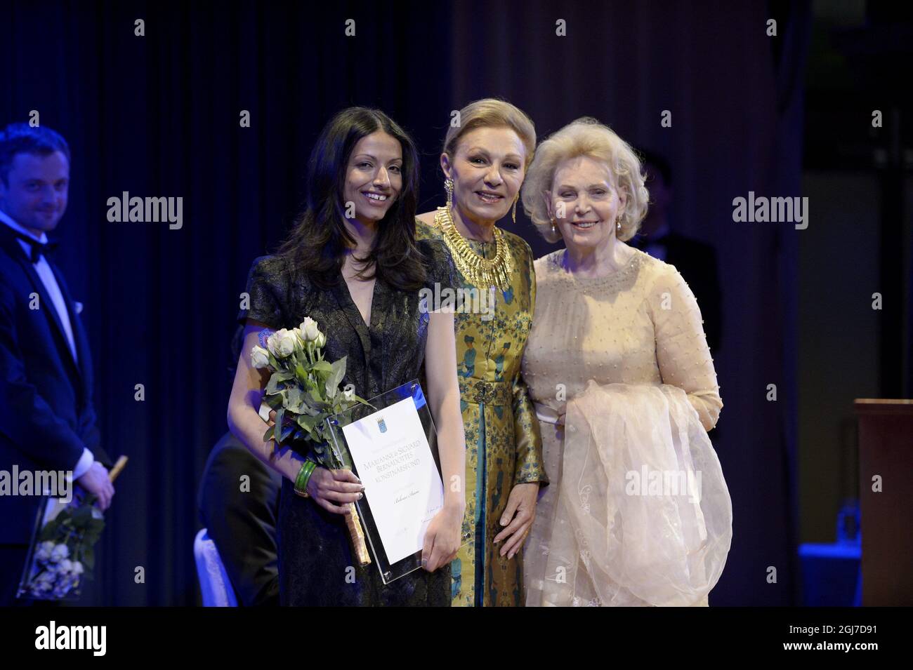 STOCKHOLM 2012-06-07 Preisträger Behnaz Aram (L) posiert mit der ehemaligen iranischen Königin Farah Pahlavi und Marianne Bernadotte während der Verleihung der Bernadotte Awards im Grand Hotel in Stockholm, Schweden, am 7. Juni 2012. Foto: Jessica Gow / SCANPIX SCHWEDEN / Code: 10070 Stockfoto