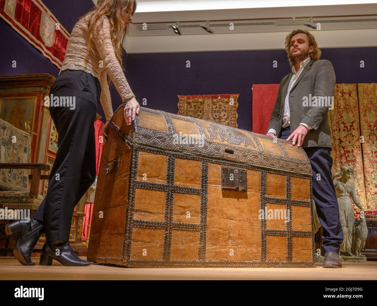 Bonhams, New Bond Street, London, Großbritannien. 9. September 2021. Verkauf einer lebenslangen Kollektion von Lady Hamlyn, deren Leidenschaft für seltene und einzigartige Möbel und Textilien aus der Volkssprache gotische Textilien, Renaissance-Skulpturen und Möbel aus dem 17. Jahrhundert umfasst, die während der Regierungszeit Karls II. Hergestellt wurden Der Verkauf findet am 21. September statt. Bild: Ein Ehebund aus dem 17. Jahrhundert, £1,200-1,800. Quelle: Malcolm Park/Alamy Live News. Stockfoto