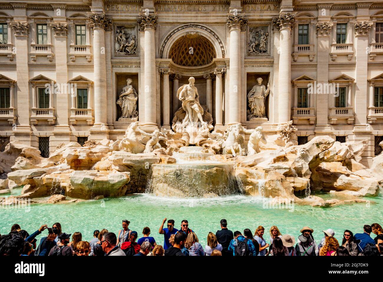 Italien, Rom. Trevi-Brunnen, entworfen von Nicola Salvi, 1762, das Prunkstück des 'modernen' Acqua Vergine, das wiederbelebte Aqua Virgo, 'Ozean' im Zentrum an Stockfoto