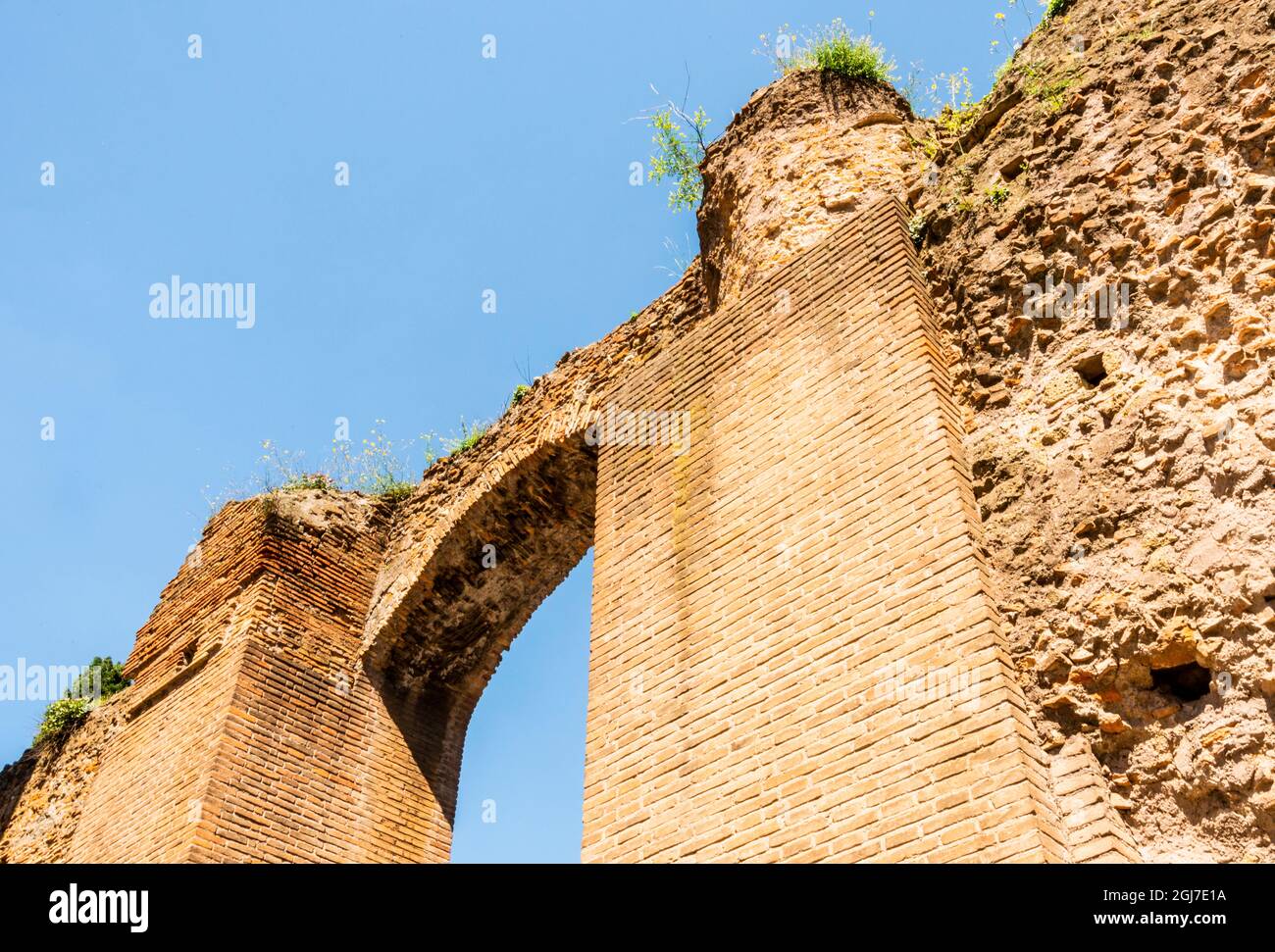 Italien, Rom. Bögen von Nero's Branch (Arcus Neroniani), die Wasser aus Aqua Claudia Aquädukt zu Caelian und Palatin Hills (zum Stausee über dem Stockfoto