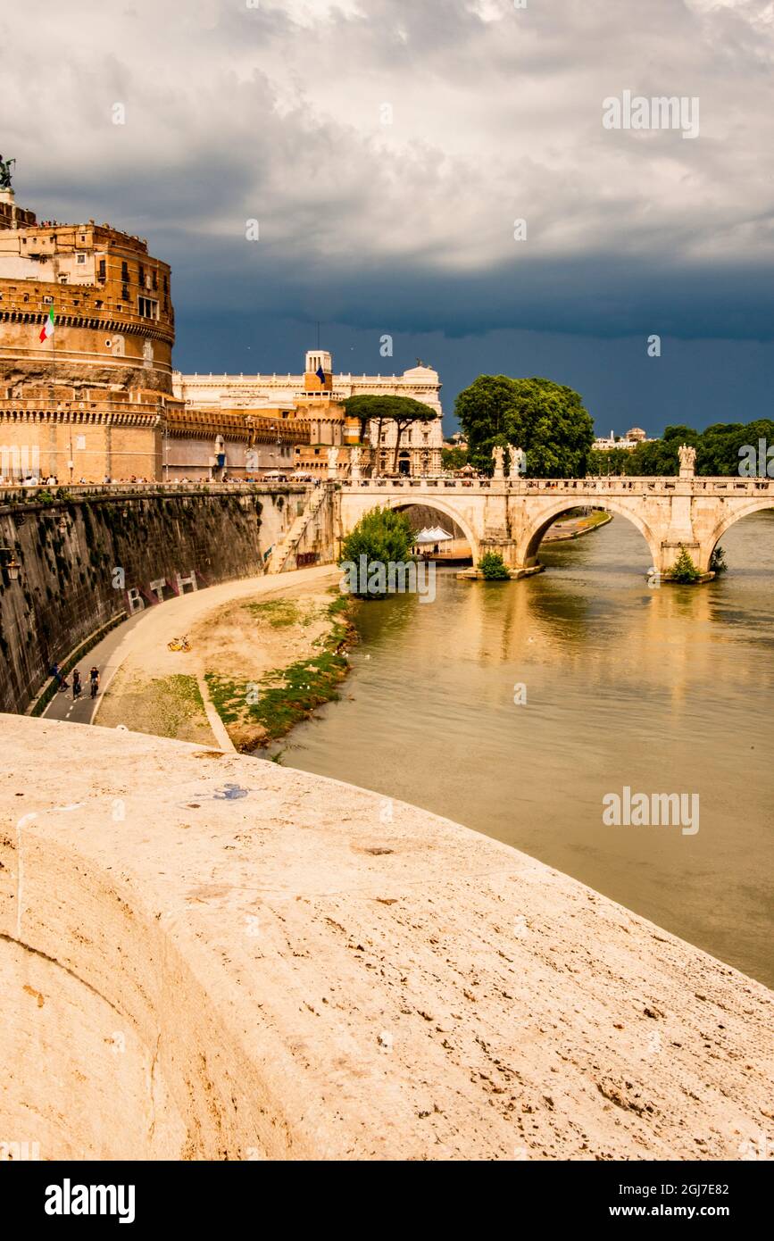 Italien, Rom. Tiber, Castel Sant'Angelo, Touristen auf der Promenade namens Lungotevere Vaticano, Ponte Sant'Angelo. Stockfoto