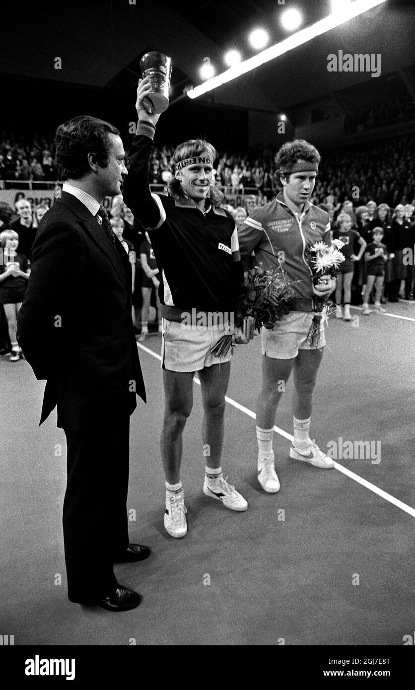 STOCKHOLM 1980 Bjorn Borgs einziger Sieg bei den Stockholm Open. Bjorn Borg feiert seinen Sieg über seinen Endgegner John McEnroe, rechts. Links gratuliert König Carl Gustaf. Foto Jacob Forsell / XP / SCANPIX Kod 14 Stockfoto