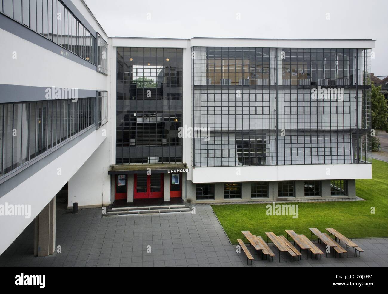 DESSAU 2011-05-25 Außenansicht der Bauhaus-Schule in Dessau Deutschland, wo sie von 1925 bis 1932 bestand. Staatliches Bauhaus, Schule mit Werkstätten für kreatives Design, Architektur und Bildende Kunst, 1925 ff. Nach Entwürfen von Walter Gropius erbaut. Foto: Staffan LÂšwstedt / SVD / SCANPIX / Kod: 30312 Stockfoto