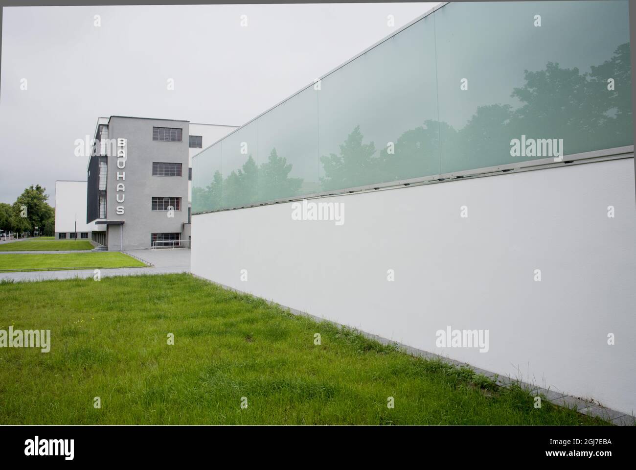 DESSAU 2011-05-25 Außenansicht der Bauhaus-Schule in Dessau Deutschland, wo sie von 1925 bis 1932 bestand. Staatliches Bauhaus, Schule mit Werkstätten für kreatives Design, Architektur und Bildende Kunst, 1925 ff. Nach Entwürfen von Walter Gropius erbaut. Foto: Staffan LÂšwstedt / SVD / SCANPIX / Kod: 30312 Stockfoto