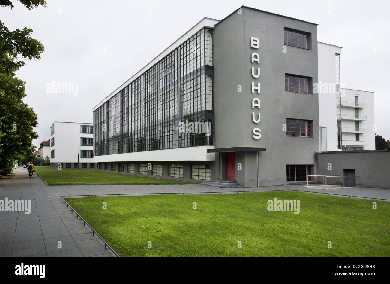 DESSAU 2011-05-25 Außenansicht der Bauhaus-Schule in Dessau Deutschland, wo sie von 1925 bis 1932 bestand. Staatliches Bauhaus, Schule mit Werkstätten für kreatives Design, Architektur und Bildende Kunst, 1925 ff. Nach Entwürfen von Walter Gropius erbaut. Foto: Staffan LÂšwstedt / SVD / SCANPIX / Kod: 30312 Stockfoto