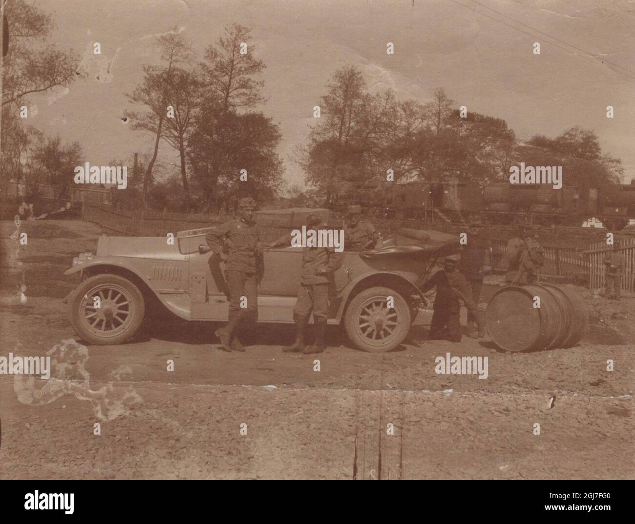 Selten gesehene antike Fotografie über ungarische Soldaten ( Österreich-Ungarn-Imperium) posieren mit einem militärischen Cabrio-Fahrzeug, das manuell betankt. Das Foto wurde aufgenommen, als die Doppelmonarchie im Ersten Weltkrieg kämpfte. Stockfoto