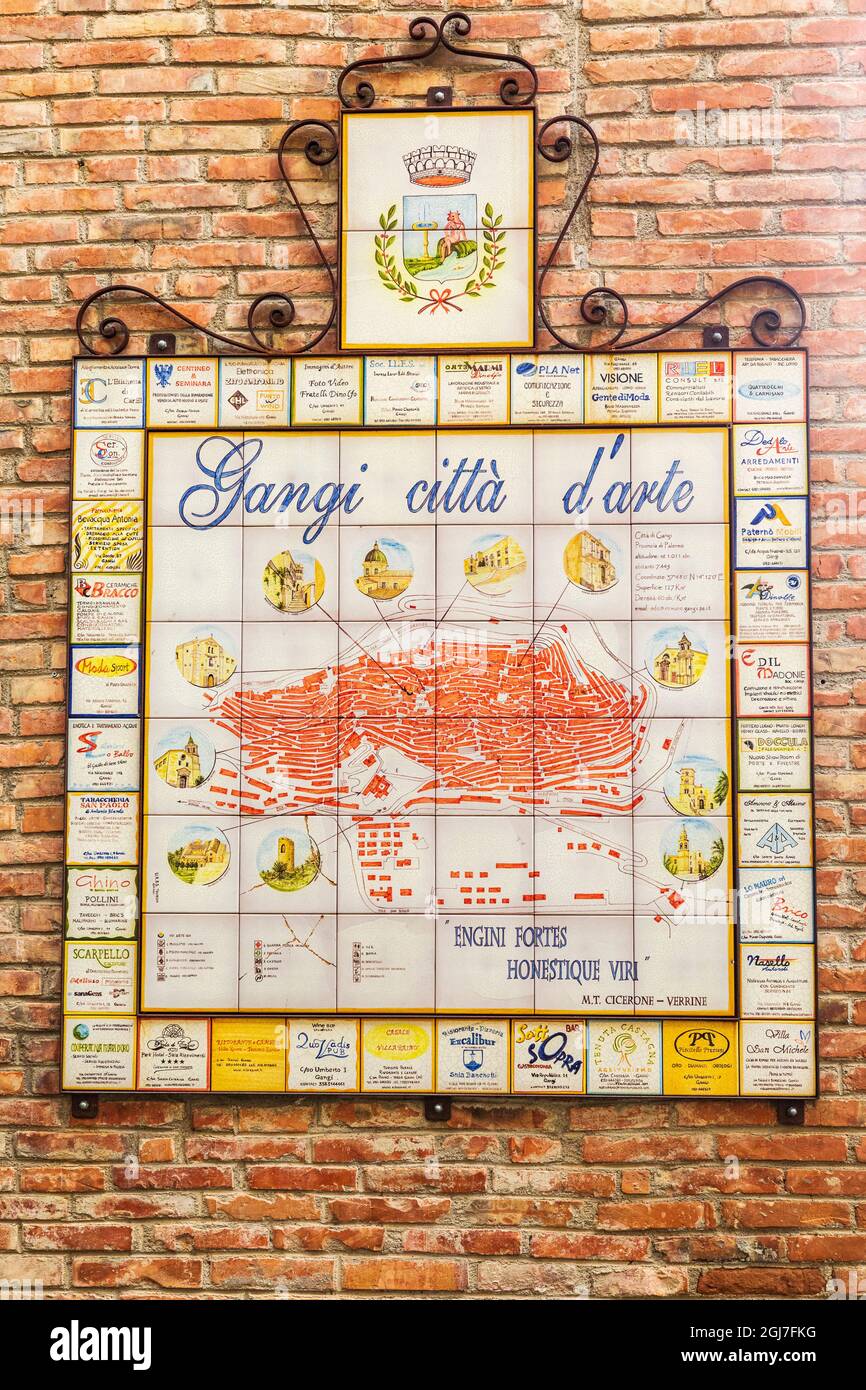 Italien, Sizilien, Provinz Palermo, Gangi. 12. April 2019. Touristenkarte und Schild in der Stadt Gangi. Die Karte sagt, Gangi Stadt der Kunst auf Italienisch. (Editor Stockfoto