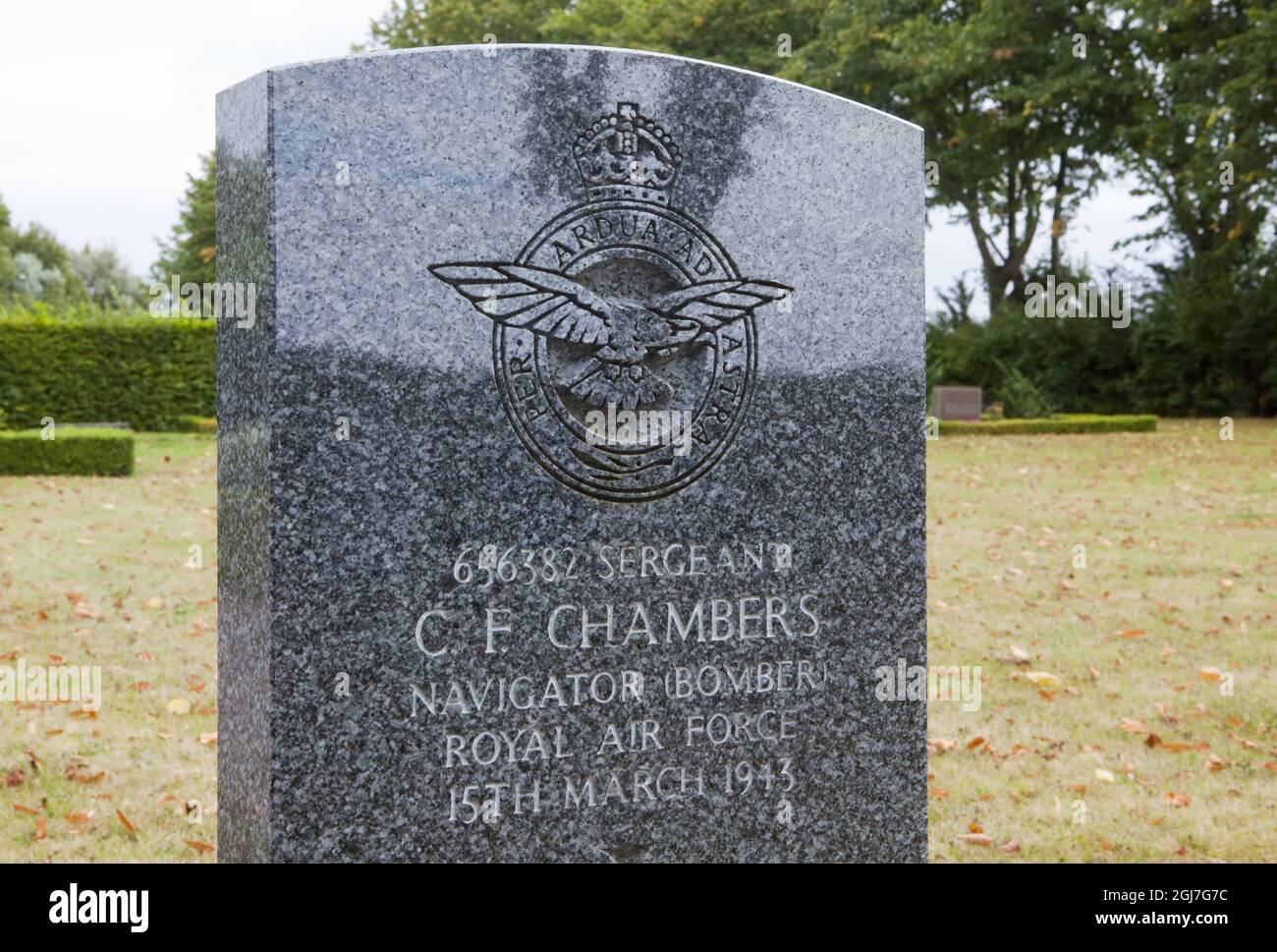 Fjelie 2012-09-04 das Grab des RAF-Sergeanten Colin Fredrick Chambers ist am 4. September 2012 auf dem Friedhof von Fjelie in der Nähe von Trelleborg, Südschweden, zu sehen. Der britische Sergeant war Navigator auf dem Flugzeug Halifax DT 620, das am 14. März 1943 über Dänemark abgeschossen wurde. Die Besatzung, in der niemand überlebt hatte, hatte Waffen an die polnische Resistenz-Bewegung abgesetzt. Der Leichnam von Colin Fredrick Chambers wurde in der Nähe von Trelleborg schwebend gefunden. Auf dem kleinen Friedhof wurde er mit vollen militärischen Ehren beigesetzt. Nach 70 Jahren kümmert sich immer noch jemand Unbekannter um sein Grab. Foto:Drago Prvulovic / SCANPIX / Kod 70040 Stockfoto