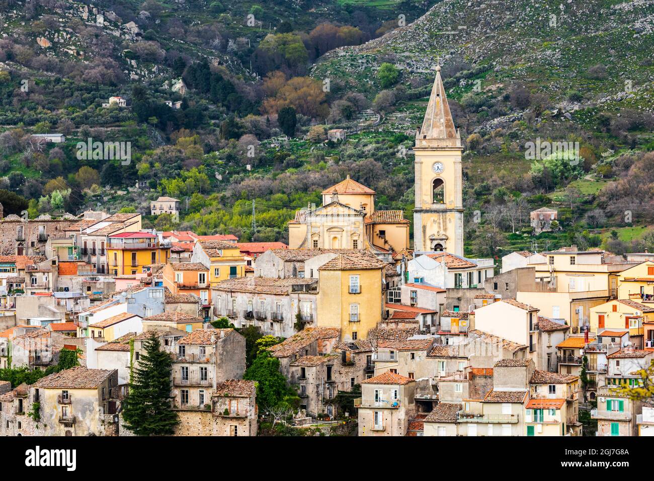 Italien, Sizilien, Provinz Messina, Novara di Sicilia. Die mittelalterliche Hügelstadt Novara di Sicilia. Stockfoto