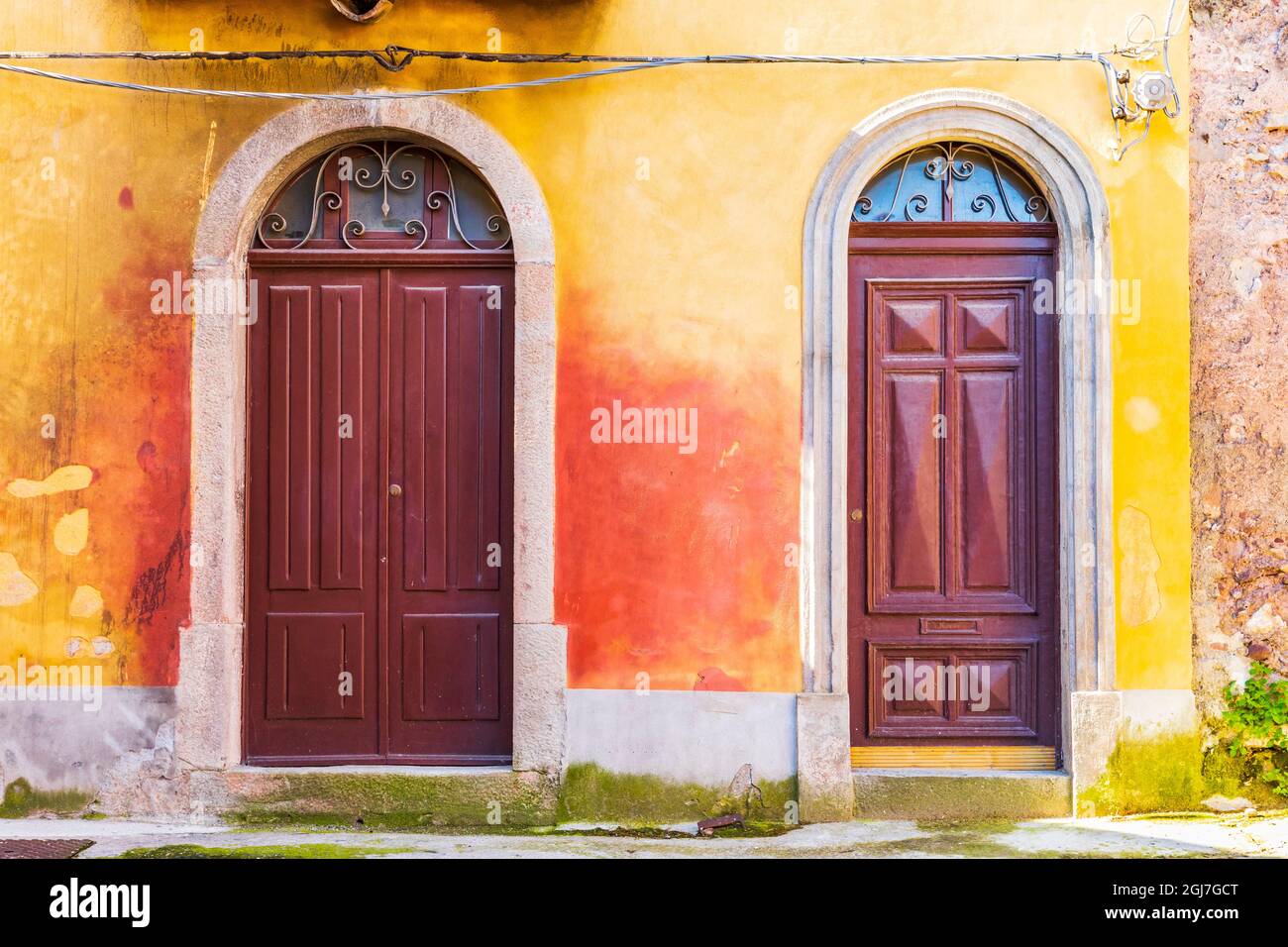 Italien, Sizilien, Provinz Messina, Novara di Sicilia. Dekorative Türen in der mittelalterlichen Hügelstadt Novara di Sicilia. Stockfoto