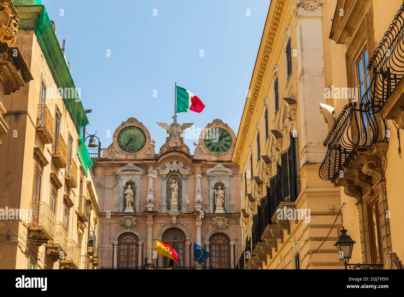 Italien, Sizilien, Provinz Trapani, Trapani. Uhrenturm mit italienischer Flagge im Stadtzentrum von Trapani. Stockfoto