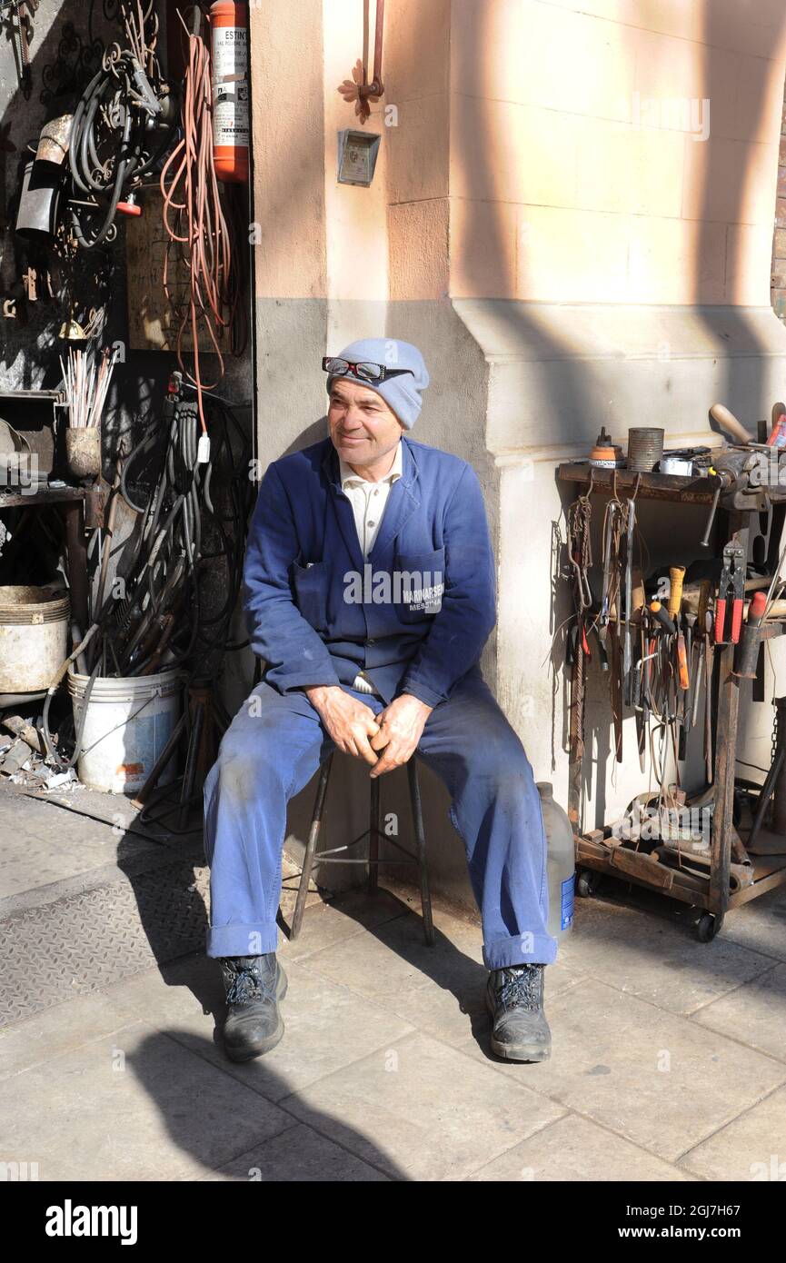 Mann entspannt sich vor einem Workshop in Messina Sizilien. Stockfoto