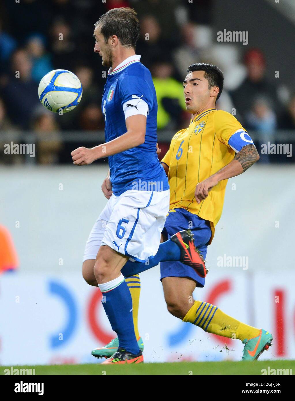 KALMAR 2012-10-16 der Italiener Luca Caldirola, links, kämpft am 16. Oktober 2012 in der Guldfageln Arena in Kalmar, Schweden, um den Ball mit dem schwedischen Jiloan Hamad während des UEFA-Qualifikationsspiels der U-21-Europameisterschaft zwischen Schweden und Italien. Foto: Patric Soderstrom / SCANPIX / Code 10760 Stockfoto