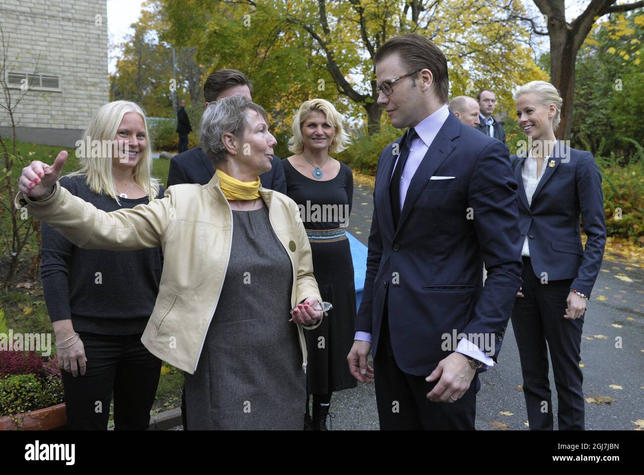 STOCKHOLM 20121018 Prinz Daniel spricht mit Obermeister Gunn Ostlund während seines Besuches in der Oberschule Lindeparken im Rahmen der "Woche für ein gesünderes Schweden" in Stockholm, Schweden, 18. Oktober 2012 Foto: Janerik Henriksson / SCANPIX / Kod 10010 Stockfoto