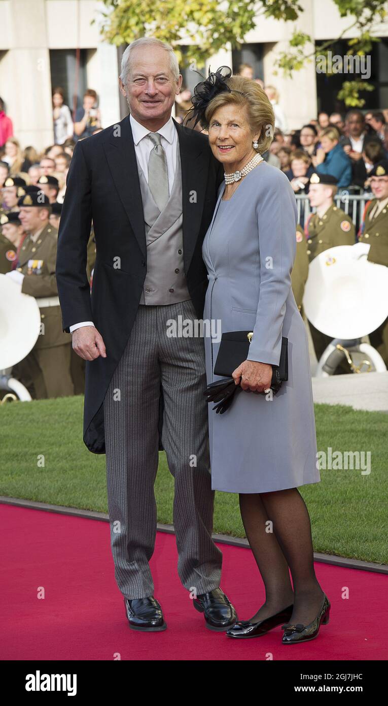 LUXEMBURG 20121020 Prinz Hans-Adam II. (R) und Prinzessin Marie-Aglae von Liechtenstein (L) kommen zur Hochzeit von Kronprinz Guillaume von Luxemburg und der belgischen Gräfin Stephanie de Lannoy am 20. Oktober 2012 in Luxemburg an. Foto Jonas Ekströmer / SCANPIX kod 10030 Stockfoto