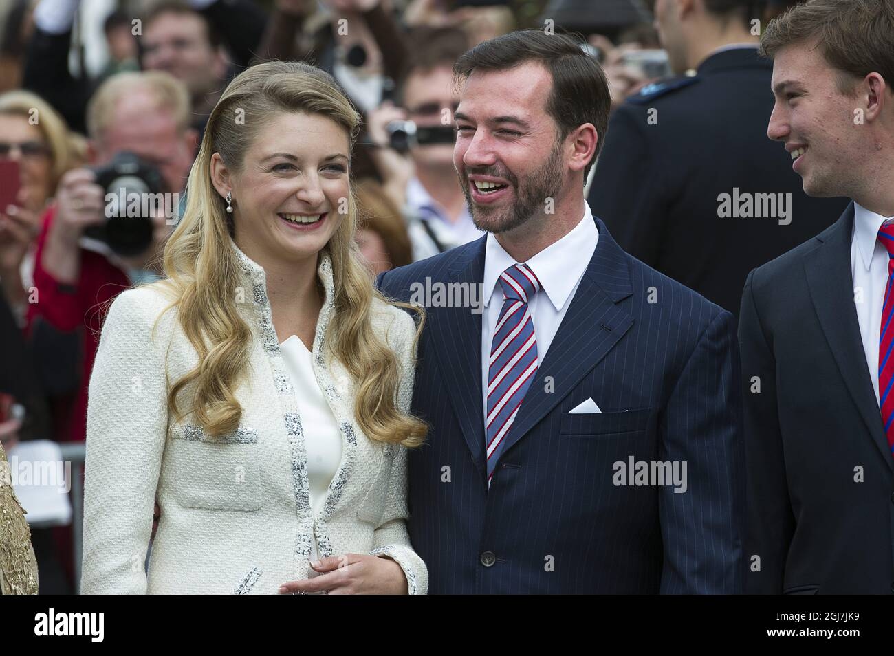 LUXEMBURG 20121019 Kronprinz Guillaume von Luxemburg und seine Verlobte, die belgische Gräfin Stephanie de Lannoy, kommen am 19. Oktober 2012 im Rathaus in Luxemburg zu ihrer standesamtlichen Hochzeit an. Foto Jonas Ekströmer / SCANPIX kod 10030 Stockfoto